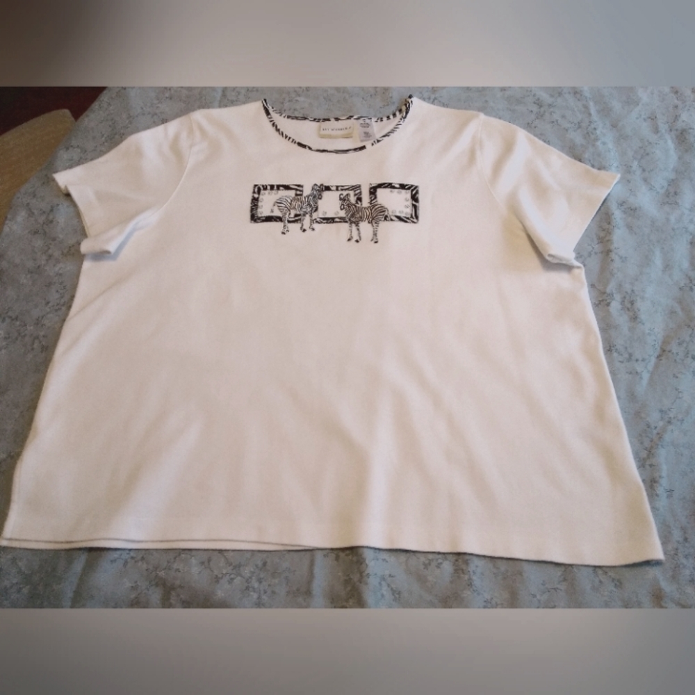 Woman Alford Dunner knit top short sleeve size 2x white and black with embroider